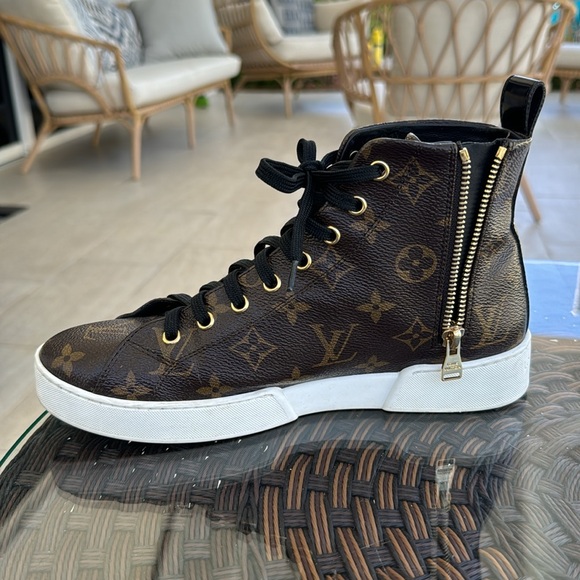 Louis Vuitton brown monogram canvas and Black leather high top sneakers - Picture 2 of 4